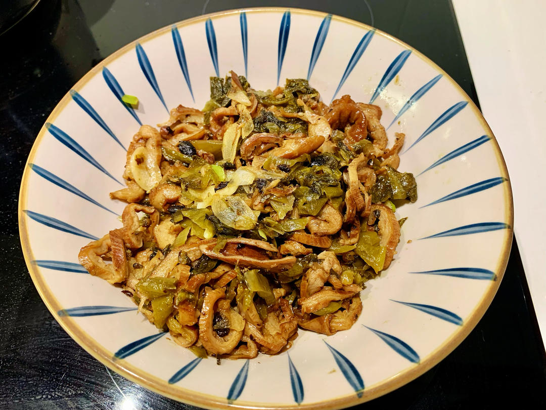 你们要的酸菜炒肥肠教程来了，好吃巨下饭！