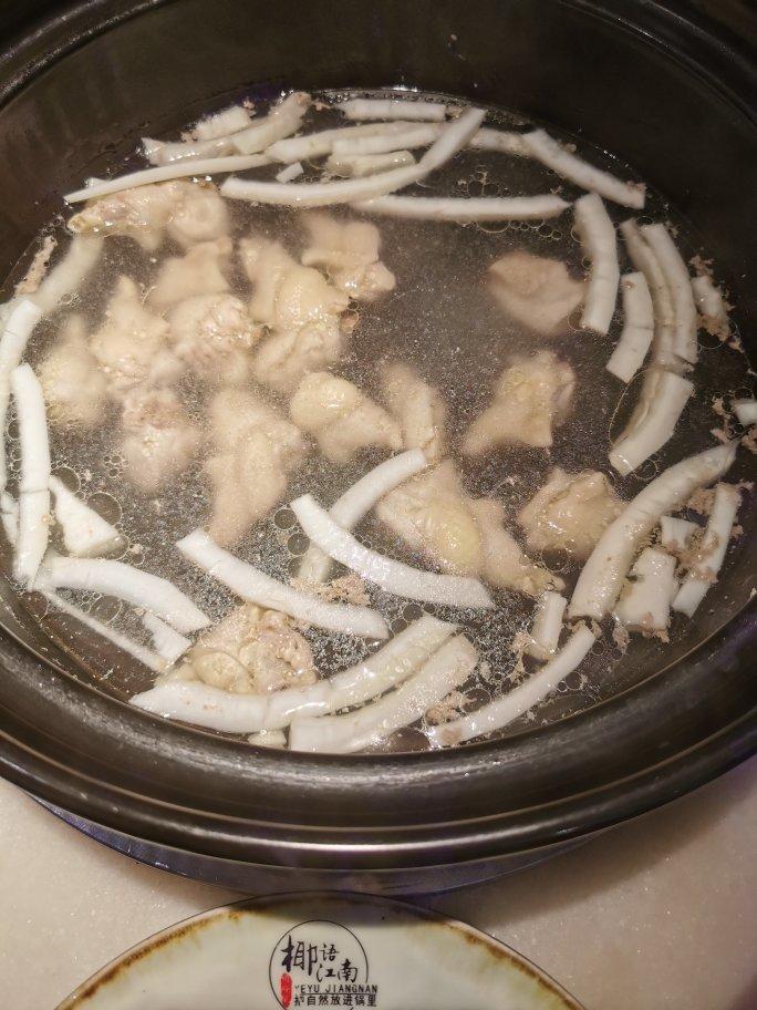 滋补清甜的椰子鸡