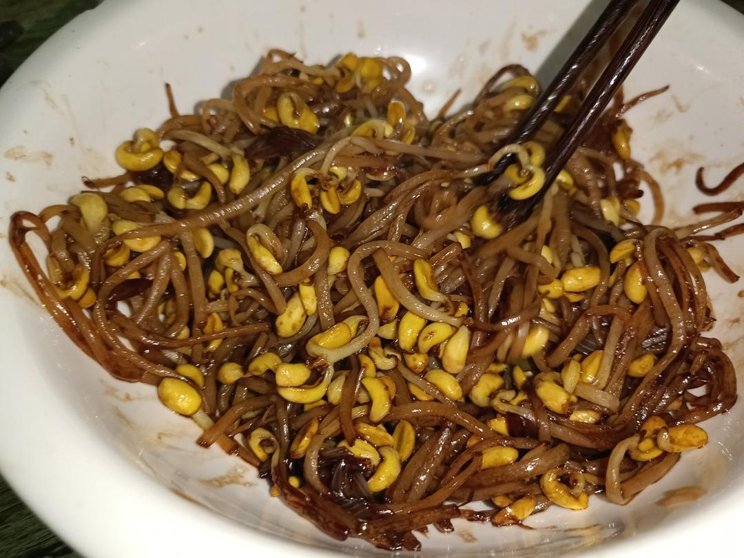 炒黄豆芽多加一步，锅气十足，孩子说太好吃了！