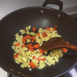 土豆紅蘿蔔燜雞翅的做法 步骤3