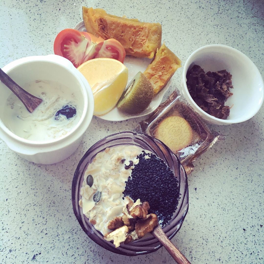 不急不躁吃早餐