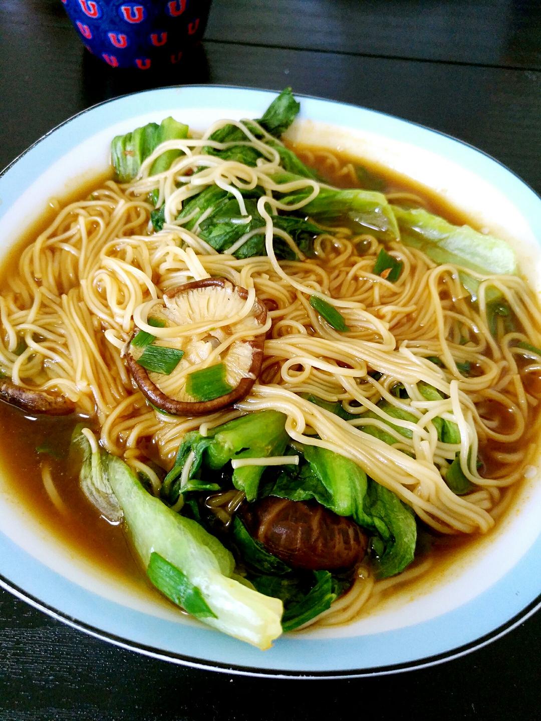 暴走的小心心做的香菇鸡丝面