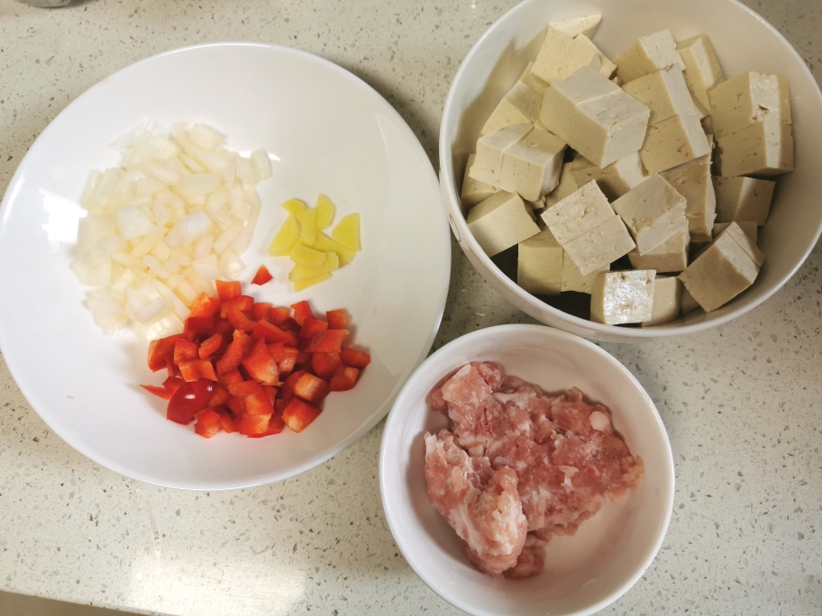 葱香肉末豆腐的做法 步骤1
