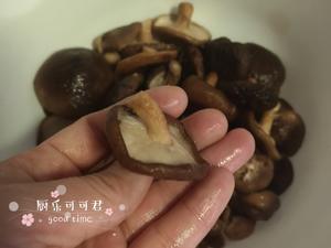 香菇炖排骨汤•【可可君厨乐时光11】的做法 步骤1