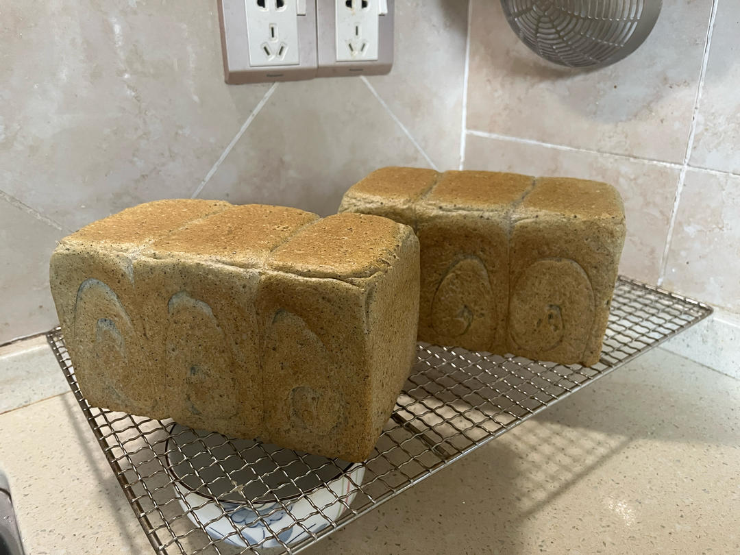 黑芝麻奇亚籽吐司