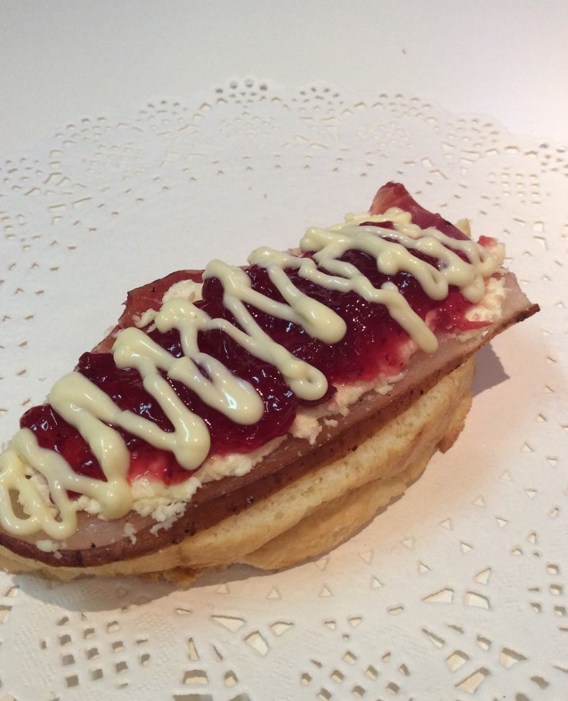 西班牙火腿奶酪烤吐司 (Tostada de jamón, queso y mermelada de tomate)