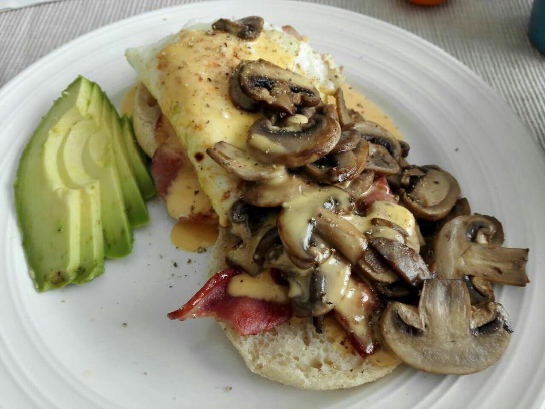 班尼迪克蛋（牛油果培根版）