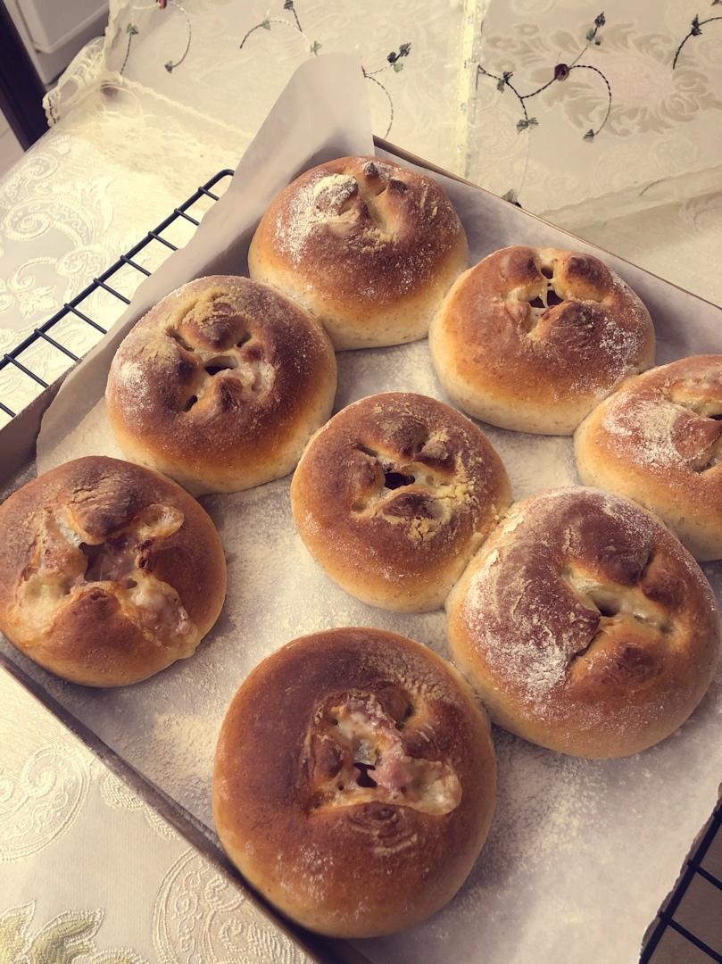 马苏里拉芝士加培根碎的面包 ​ ​​​​