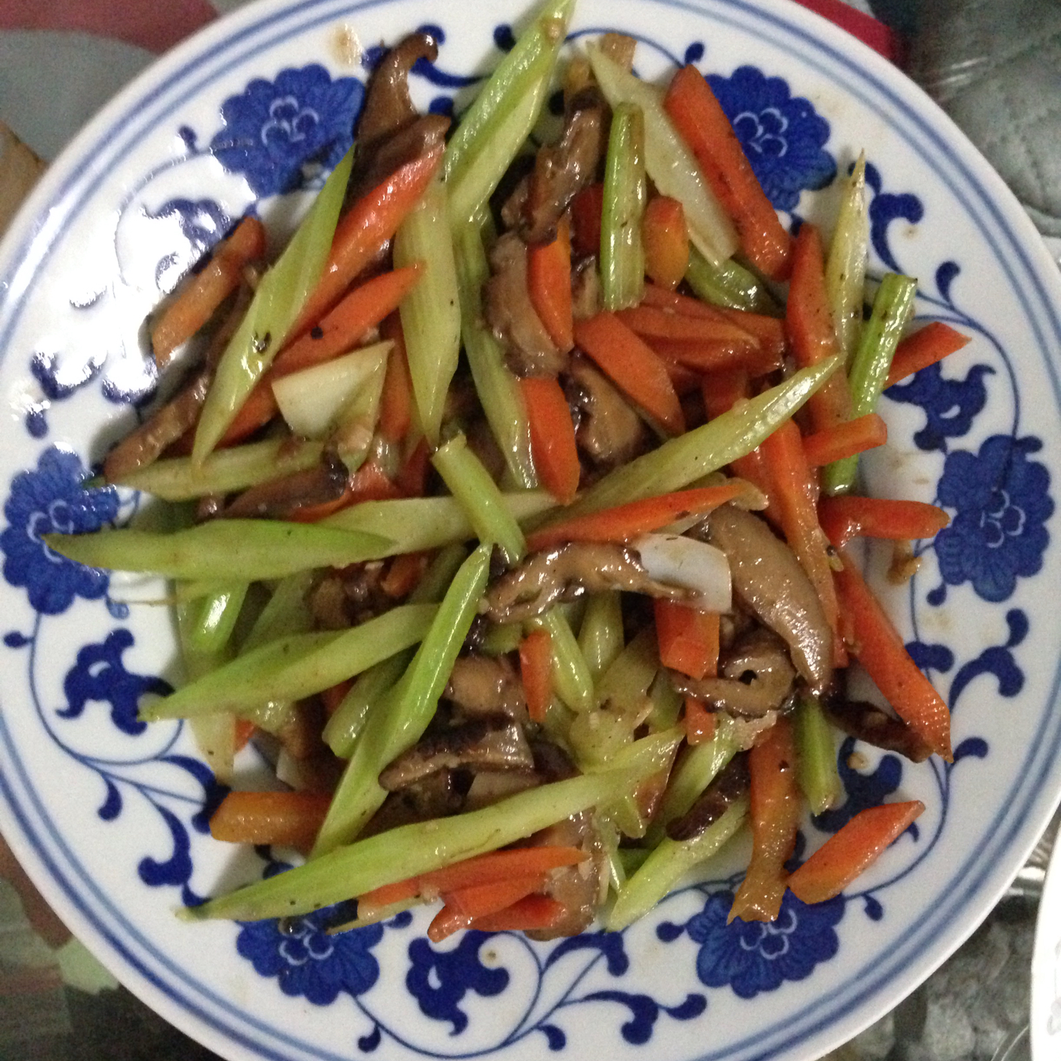 素炒香菇芹菜