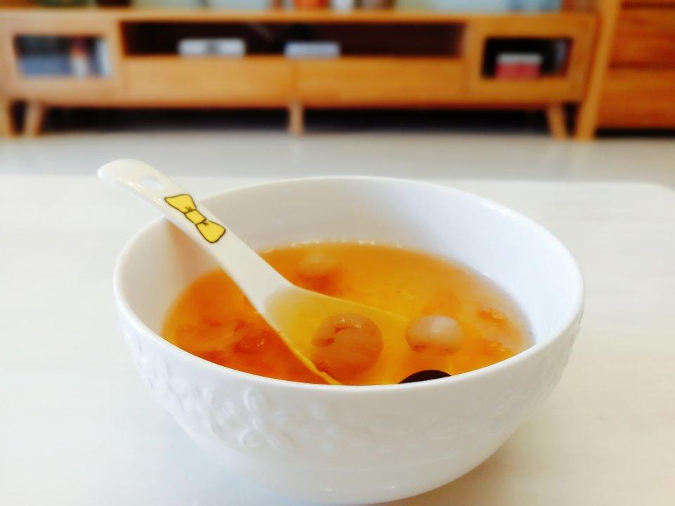 美容润肤 益气补血《桃胶皂角米百合银耳红枣羹》