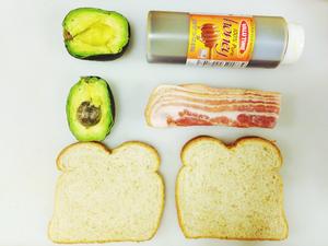 牛油果蜂蜜培根三明治——Avocado的吃法之一的做法 步骤1