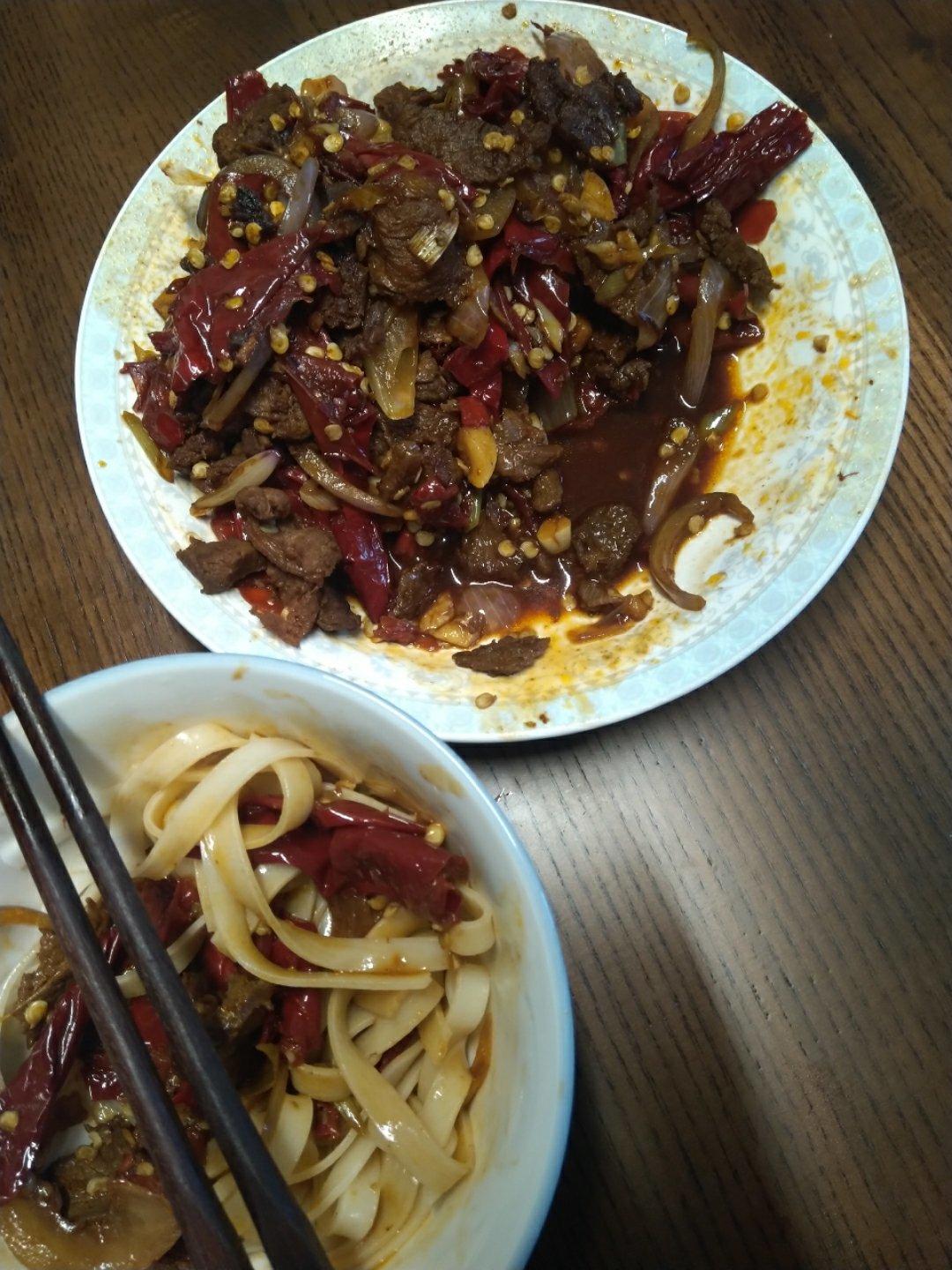 辣皮子肉拌面