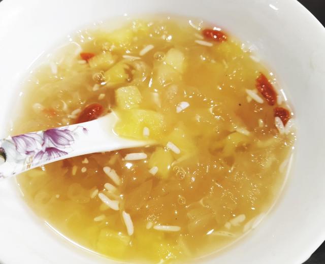 菠萝枸杞桂花银耳甜酒汤的做法