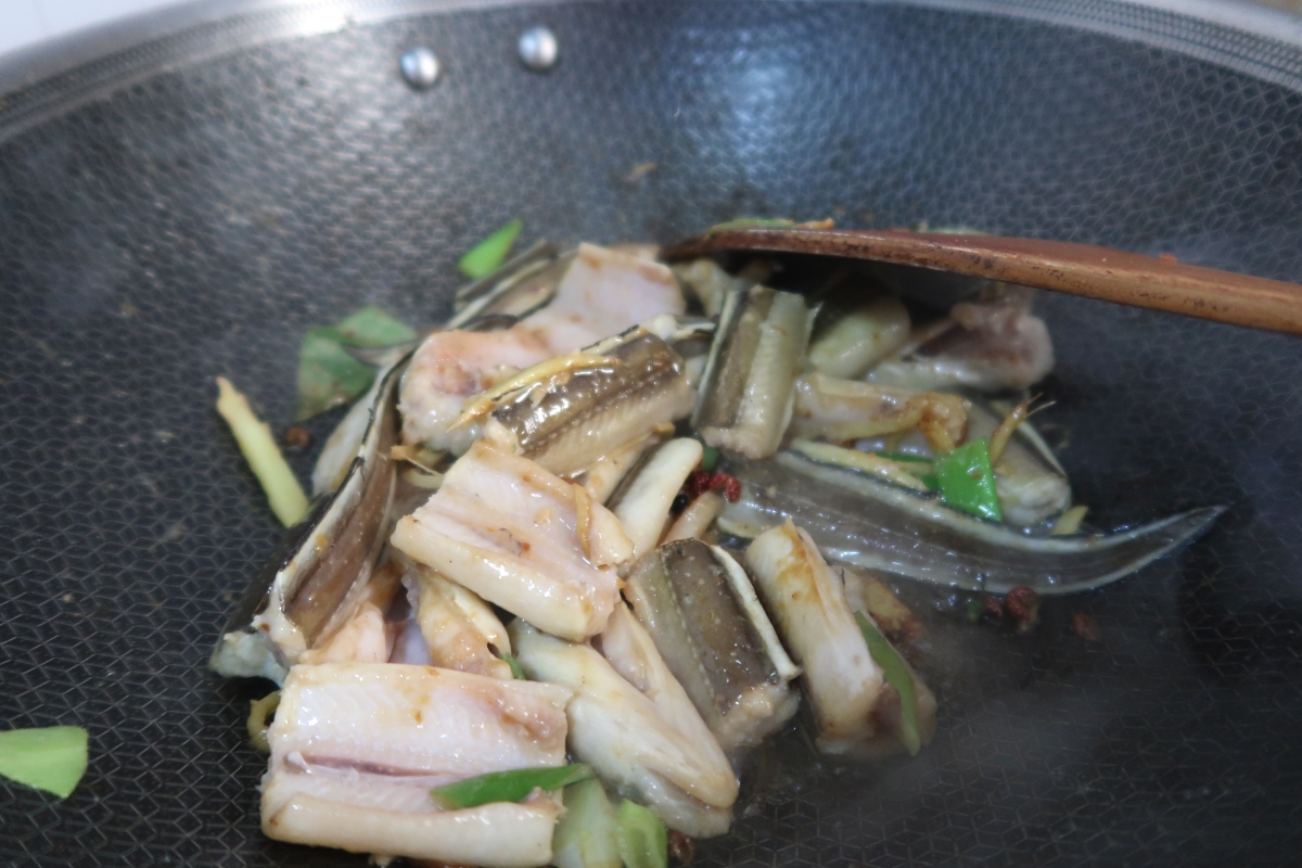 酱烧鳗鳞鱼的做法 步骤3