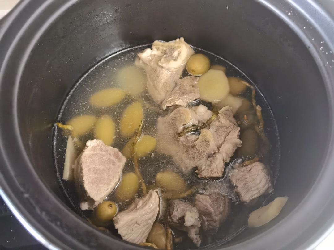 新汤谱！感冒可食，清咽利嗓！止咳润肺！青橄榄石斛排骨汤！🍃