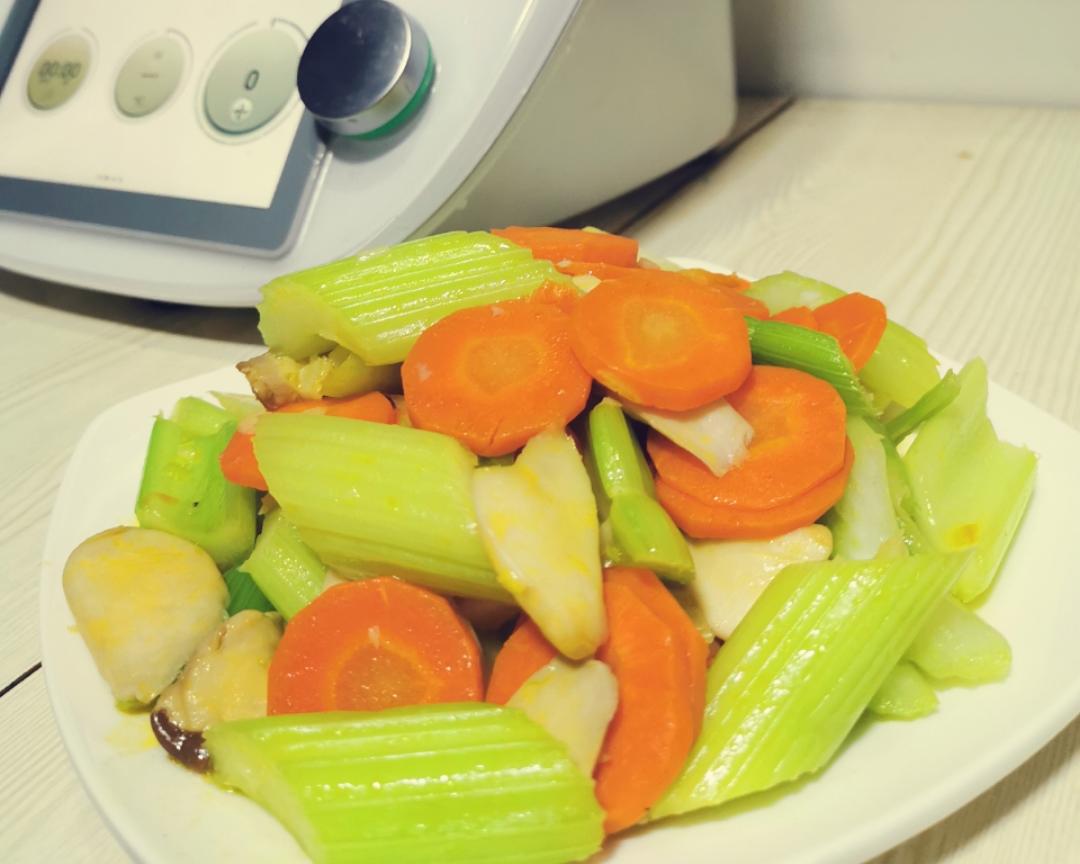 素炒西芹红萝卜杏鲍菇的做法