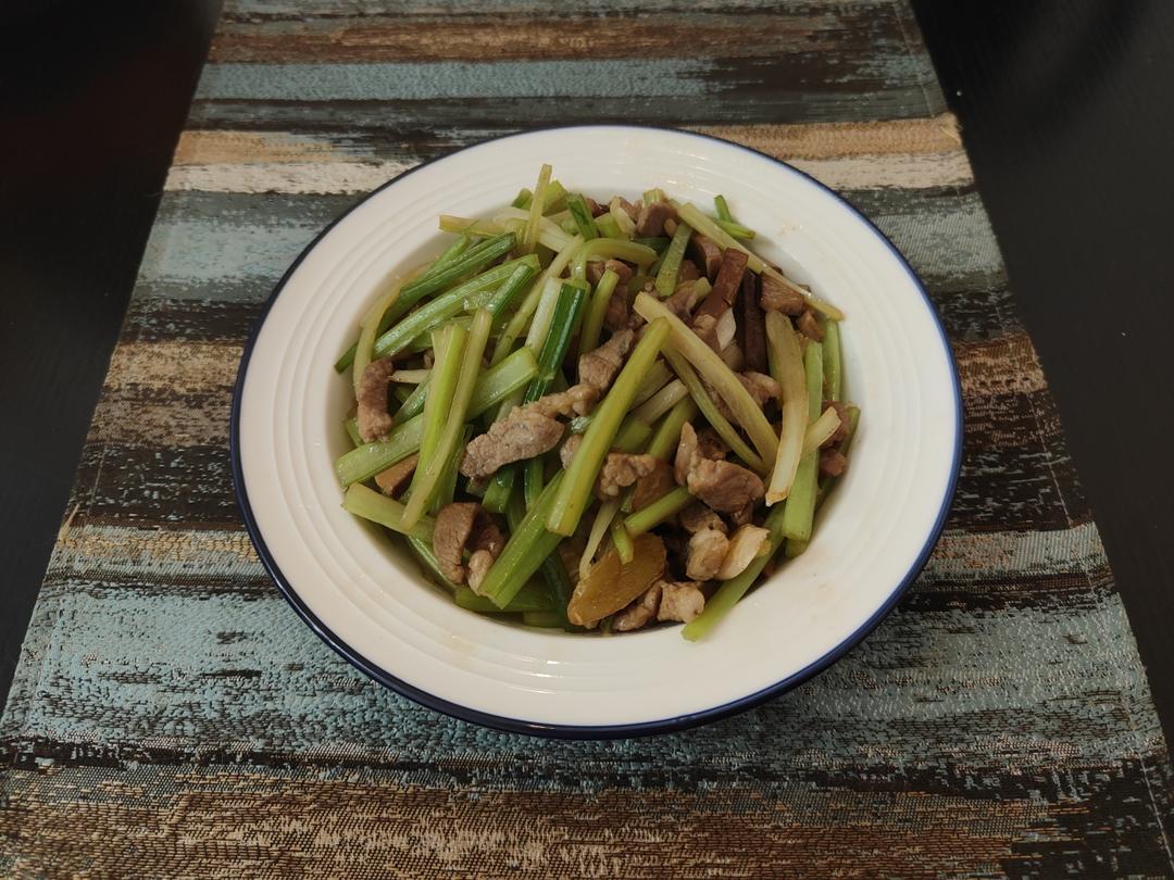 午餐晚餐简单快手下饭菜芹菜炒香干