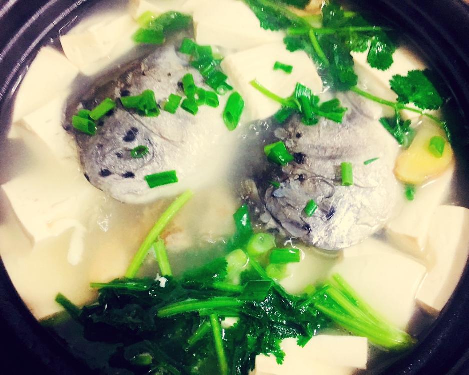 砂锅三文鱼头豆腐汤的做法
