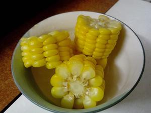玉米胡萝卜排骨汤的做法 步骤2