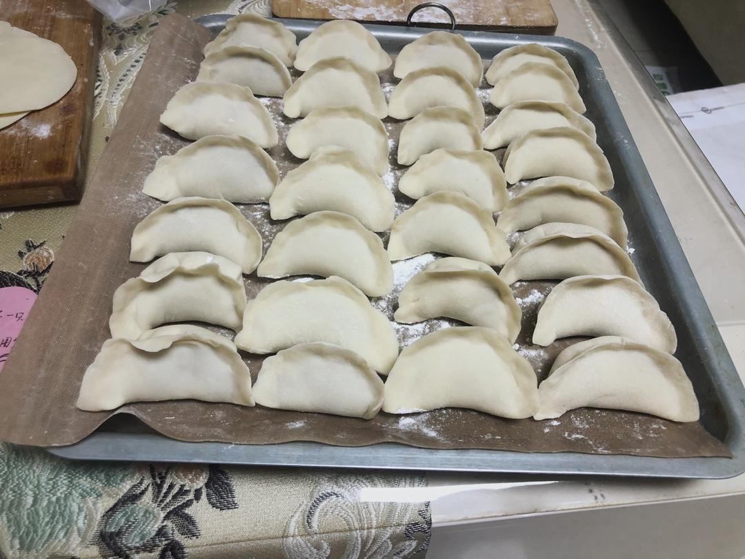 自己剁馅擀皮的大白菜牛肉丸子饺子