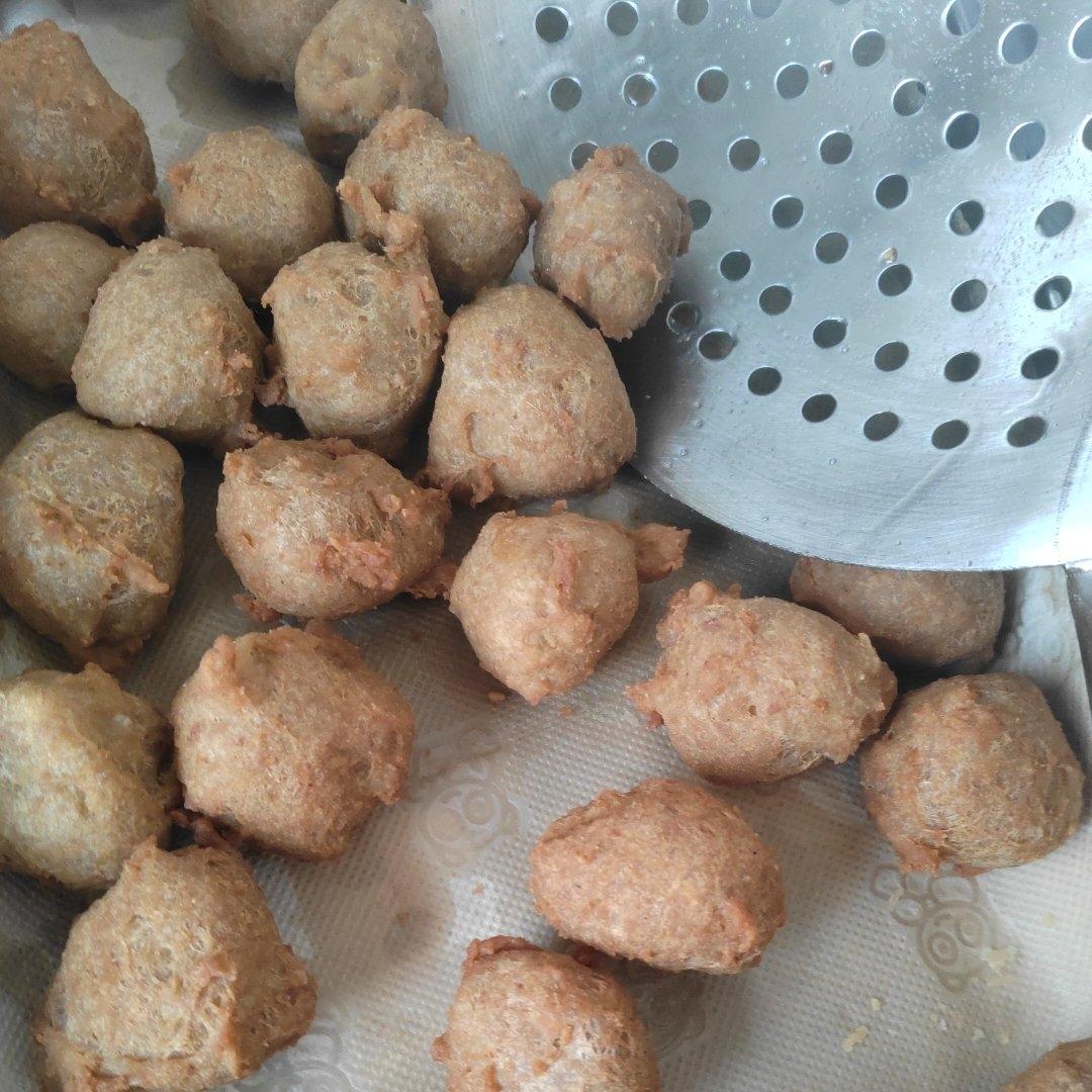 炸猪肉丸子
