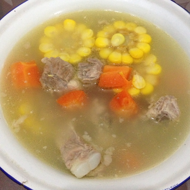 胡萝卜玉米排骨汤