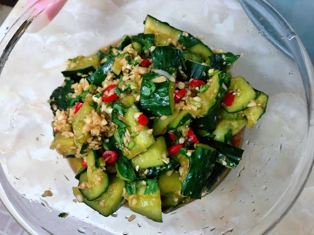 【凉拌黄瓜】这样做，比饭店好吃，调汁、细节处理是关键，如果没有饭店好吃，我带着黄瓜去你家给你做。