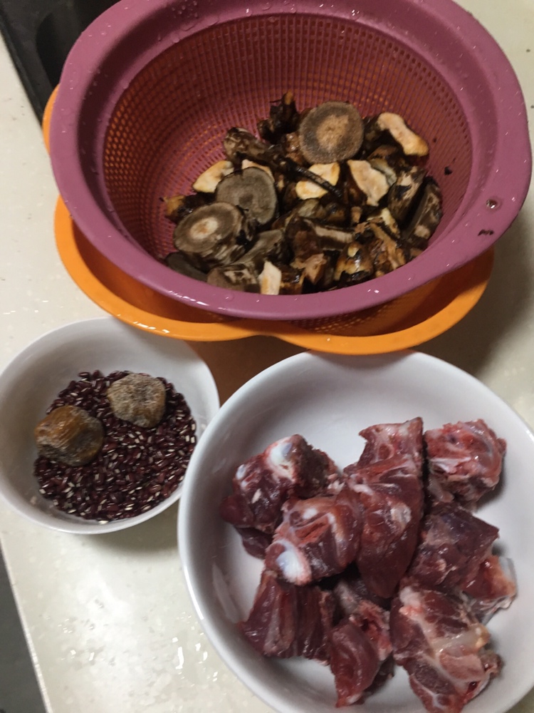 土茯苓地老鼠赤小豆煲猪骨的做法