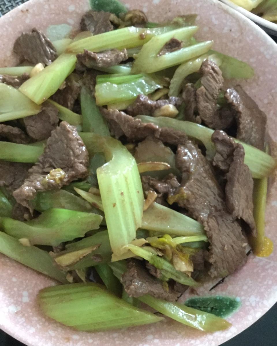 牛肉炒芹菜(不老不柴嫩滑多汁)