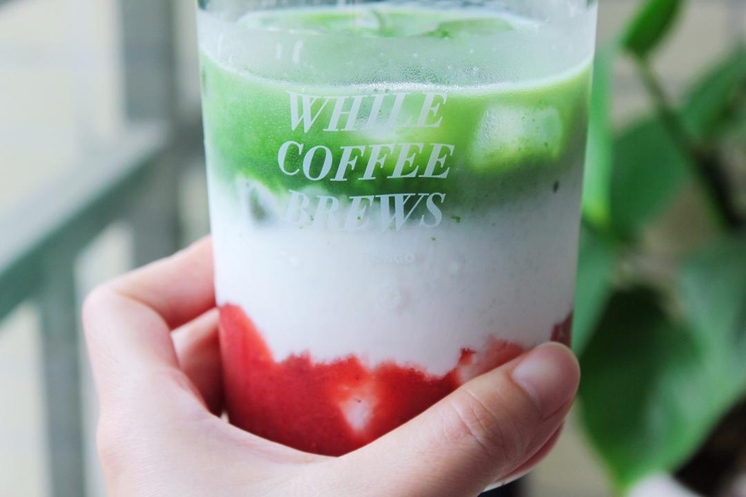 三层渐变草莓抹茶拿铁