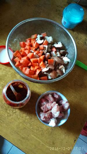 排骨香菇胡萝卜焖饭的做法 步骤1