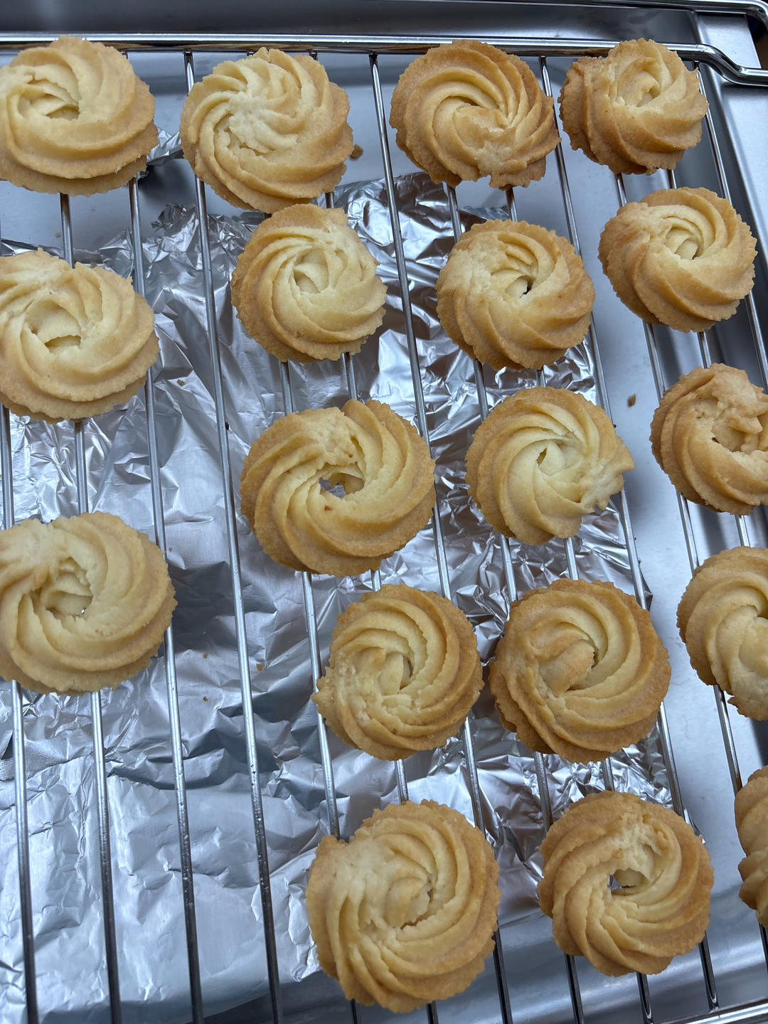 别的曲奇饼干你可以不做 但是这巧克力口味的一定要试试 香酥的很