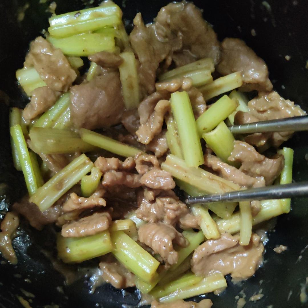 芹菜炒牛肉 快和我一起做！超级嫩！家常快手简单！