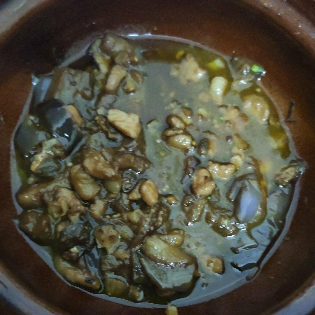 【咸鱼鸡粒茄子煲】用鱼烧茄子，广东人的下饭神器！