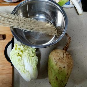 萝卜白菜炖粉条的做法 步骤1