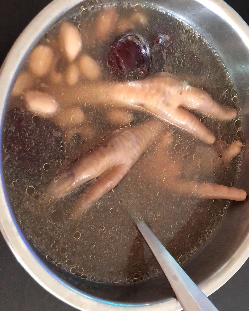 眉豆花生煲雞腳湯