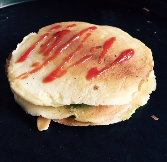 【酸奶松饼yogurt pancake】，搭上黑莓果酱和枫糖的美味。