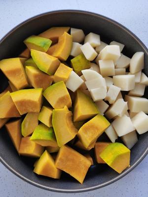 五花肉炖南瓜土豆，咸蛋黄味的的做法 步骤2