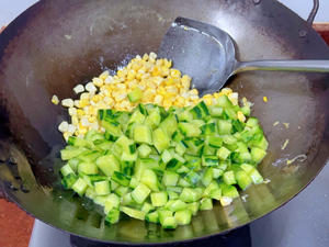 鸡蛋🍳玉米🌽青瓜粒的做法 步骤3