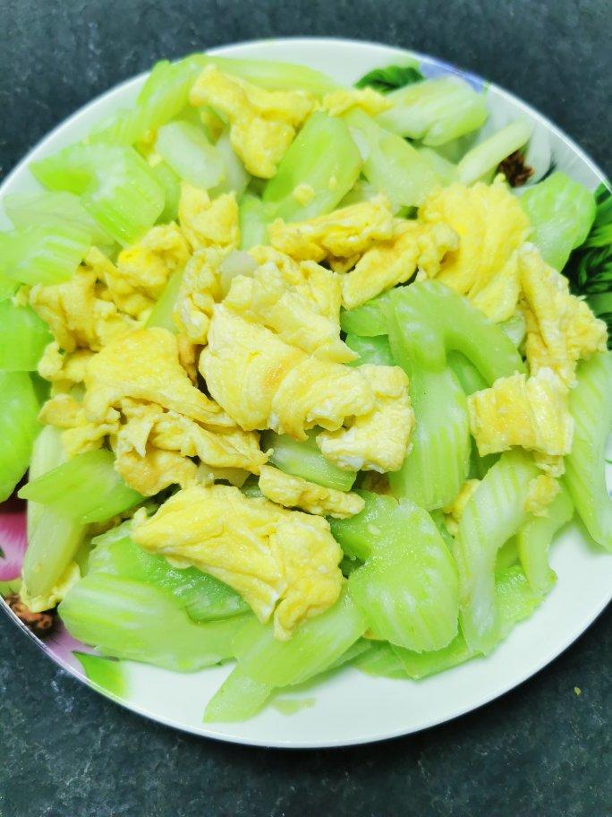怎样炒出饭店级别的幼嫩西芹（附正确的西芹处理手法）