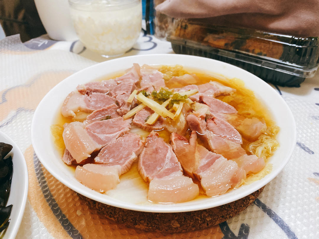 蒸出来的美味～快手家常菜～妈妈腌的咸肉蒸百叶，在加一点白菜，荤素搭配，营养又美味！