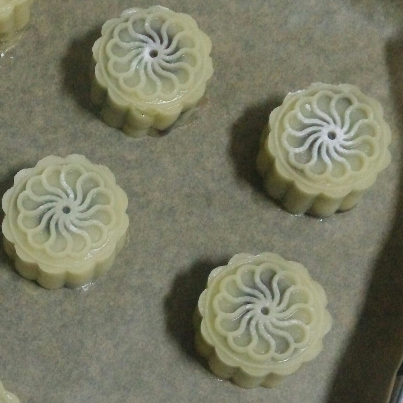 广式蛋黄莲蓉月饼
