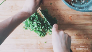 青椒胡萝卜香菇猪肉馅饼【视频】「瞭望角的厨房」的做法 步骤2