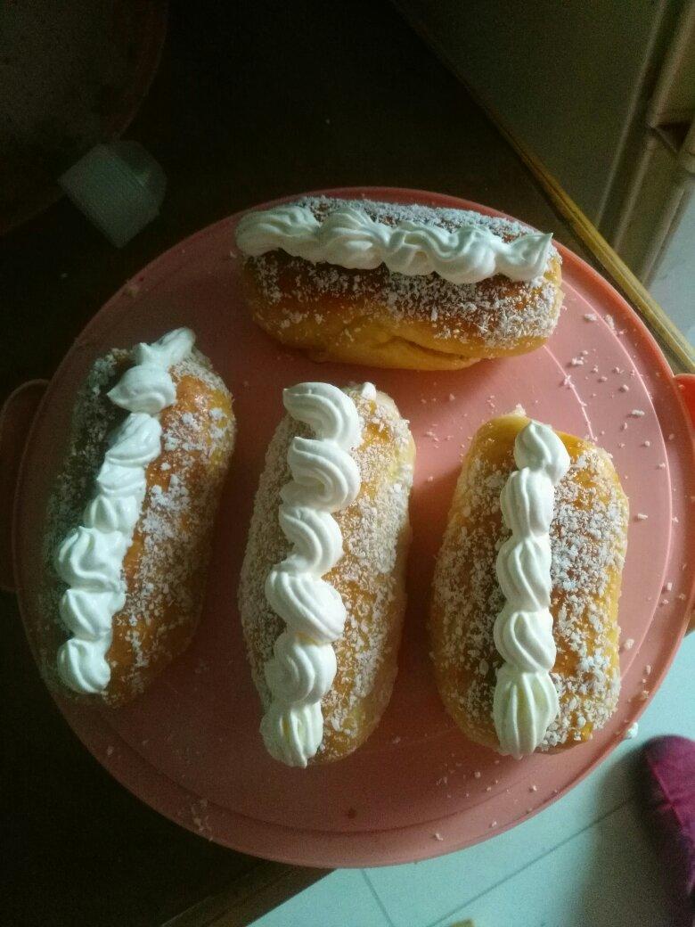 儿时去面包房必买的［椰丝奶油包］