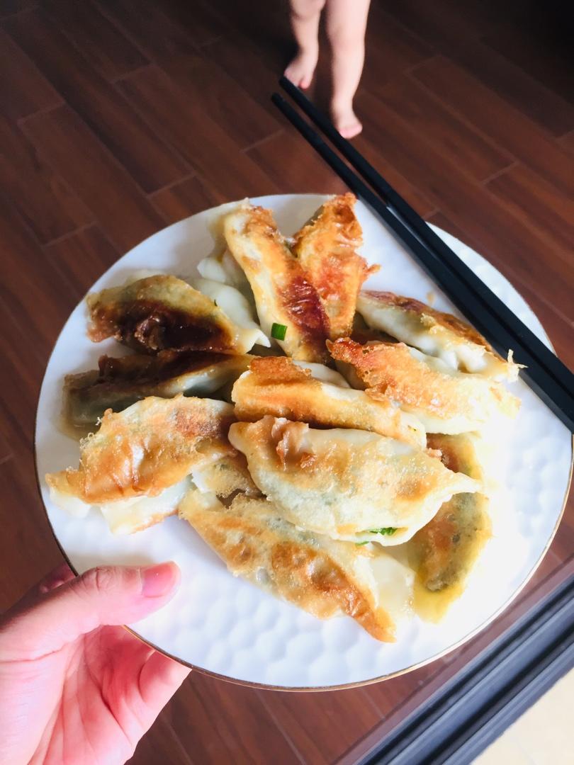 韭菜鸡蛋肉锅贴