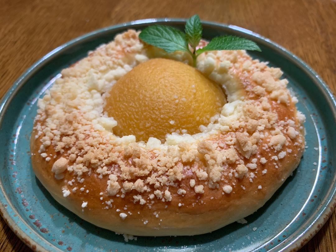 黄桃酥粒面包