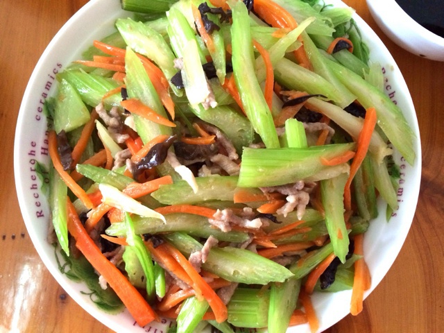 芹菜木耳炒肉丝