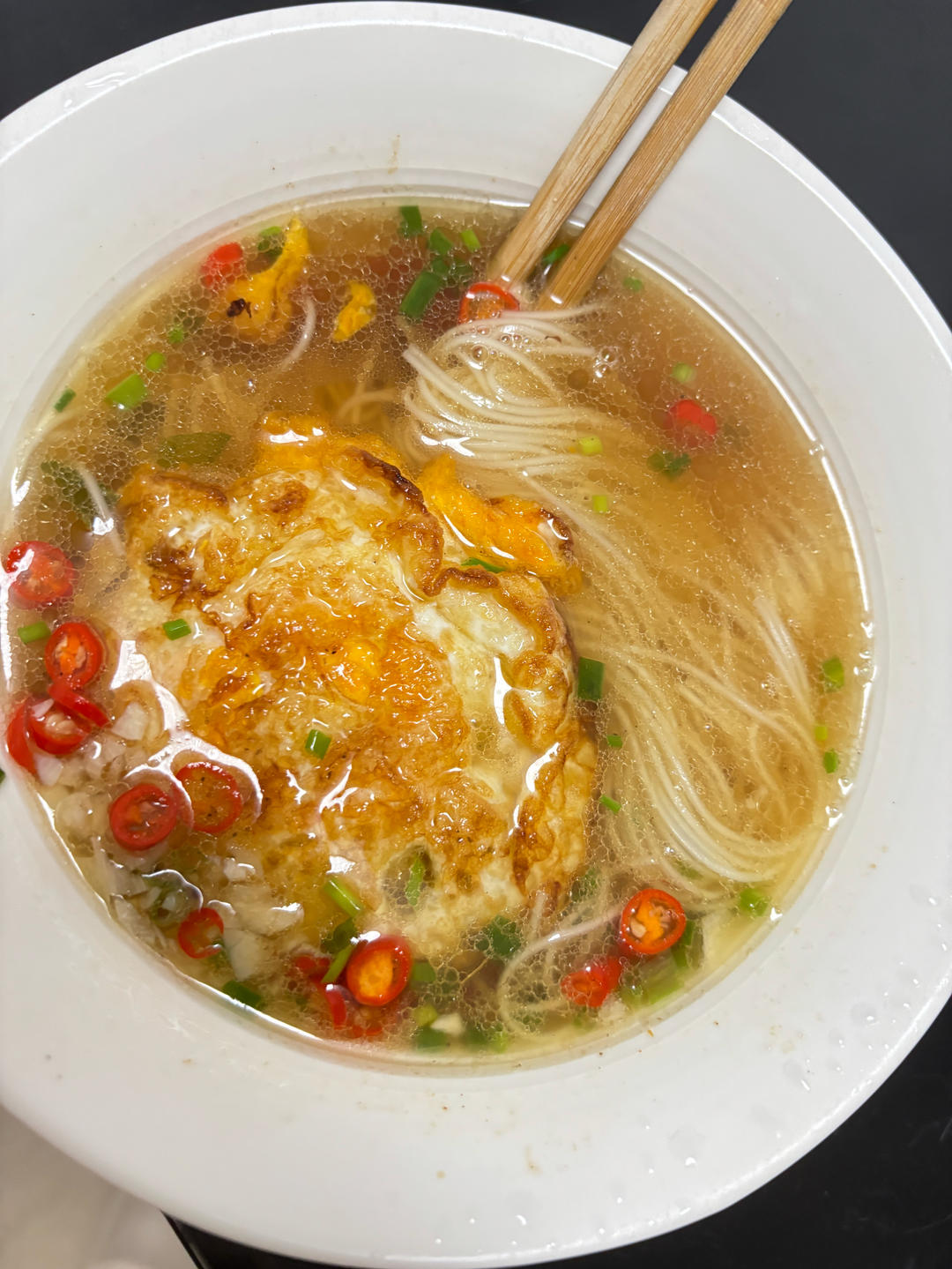 一碗清汤面 🍜 —— 秋日里的治愈系