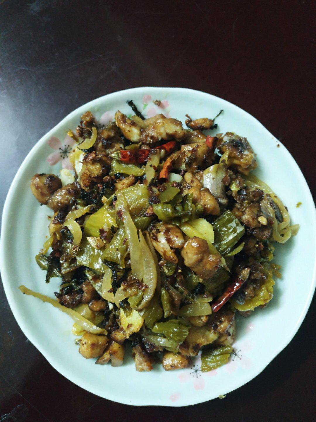 脆米鸡丁，普普通通的鸡腿肉遇上酸菜，你就投降吧