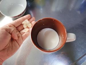 奶甜的牛奶炖蛋&酸甜的香橙蛋的做法 步骤2